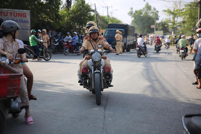 NÓNG: Đang rà mìn quanh nhà được cho là Tuấn khỉ ẩn náu, ngàn người vẫn xem-3