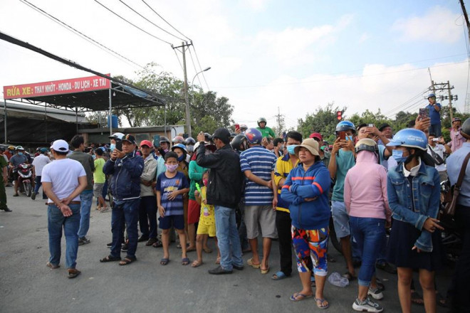 NÓNG: Đang rà mìn quanh nhà được cho là Tuấn khỉ ẩn náu, ngàn người vẫn xem-4