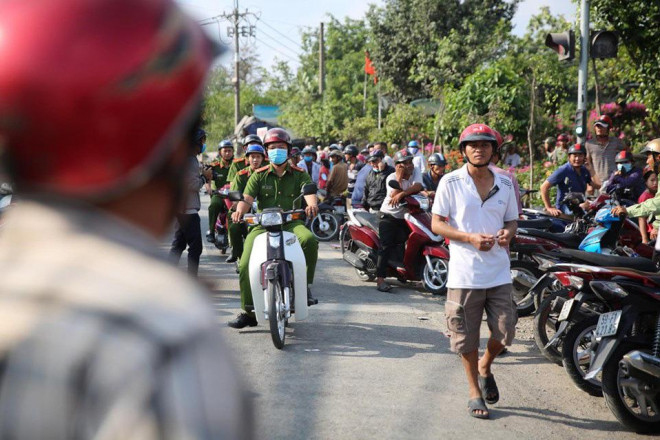 NÓNG: Đang rà mìn quanh nhà được cho là Tuấn khỉ ẩn náu, ngàn người vẫn xem-9