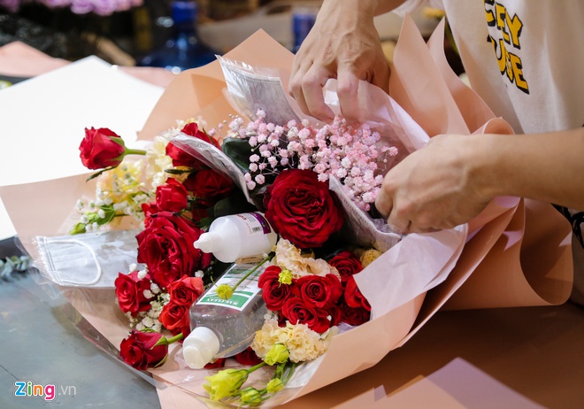 Bó hoa làm từ khẩu trang, nước rửa tay hơn 500.000 đồng mùa Valentine-1