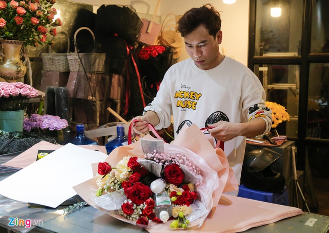 Bó hoa làm từ khẩu trang, nước rửa tay hơn 500.000 đồng mùa Valentine-2