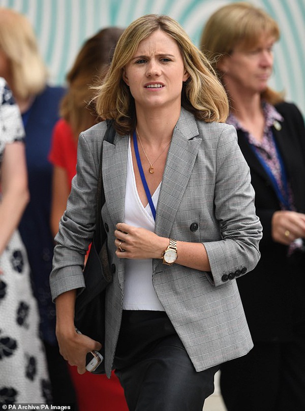 Cú sốc hoàng gia: Vợ chồng Meghan Markle sa thải 15 nhân viên ở Anh, đóng cửa văn phòng tại Cung điện Buckingham-2