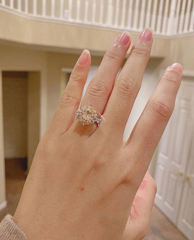 Phạm Hương làm dân tình ghen nổ mắt” với món quà khủng dịp Valentine: Nhẫn kim cương to thế này, ai làm lại chị?-1
