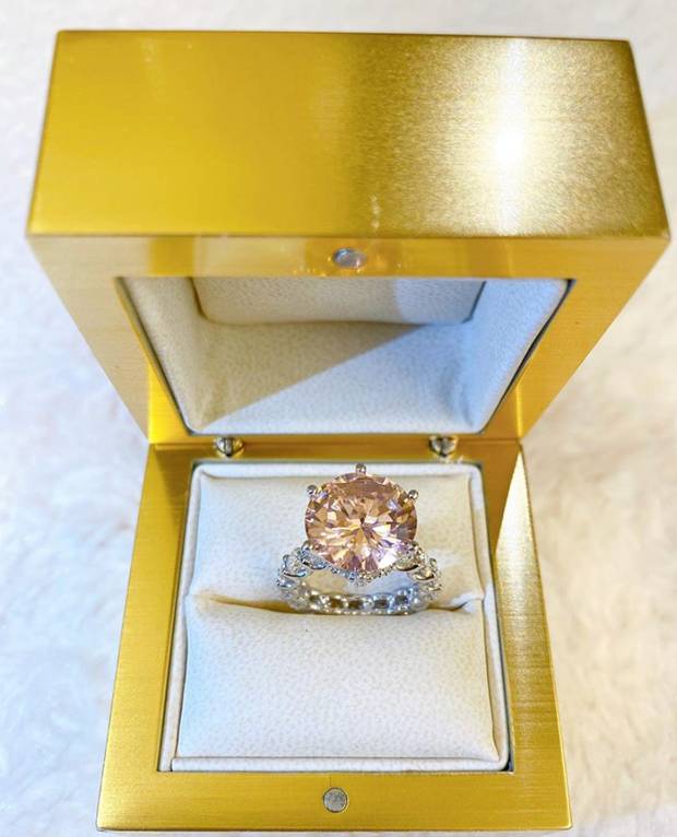 Phạm Hương làm dân tình ghen nổ mắt” với món quà khủng dịp Valentine: Nhẫn kim cương to thế này, ai làm lại chị?-2