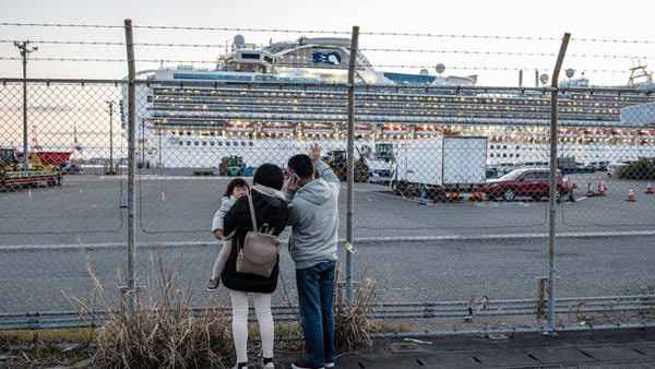 Thêm 8 bệnh nhân nhiễm Covid-19 trên du thuyền Nhật nguy kịch, hành khách trên tàu đón Valentine theo những cách đặc biệt-2