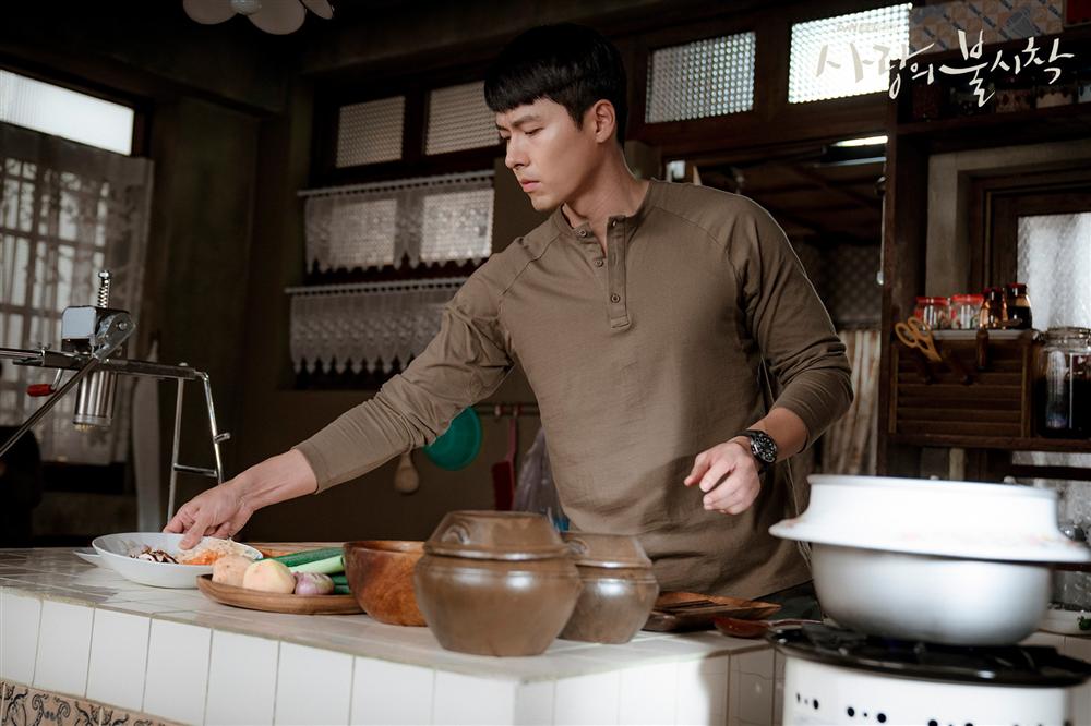 Anh quân nhân Hyun Bin: Tủ đồ hiệu chẳng kém người tình, bất ngờ nhất là chiếc sơ mi chỉ vài trăm khiến hội chị em loạn nhịp-1