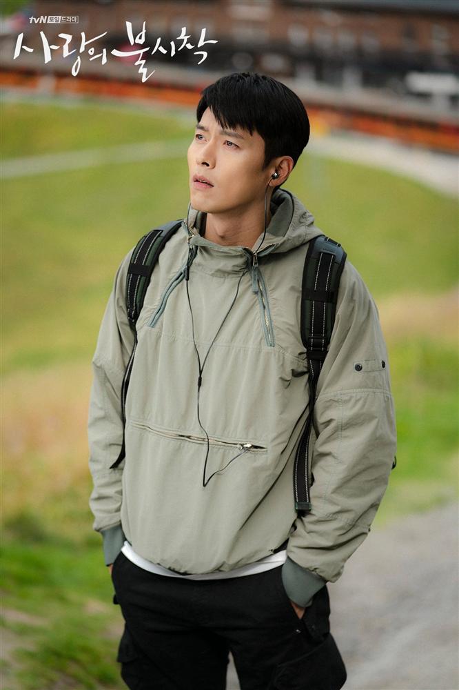 Anh quân nhân Hyun Bin: Tủ đồ hiệu chẳng kém người tình, bất ngờ nhất là chiếc sơ mi chỉ vài trăm khiến hội chị em loạn nhịp-2
