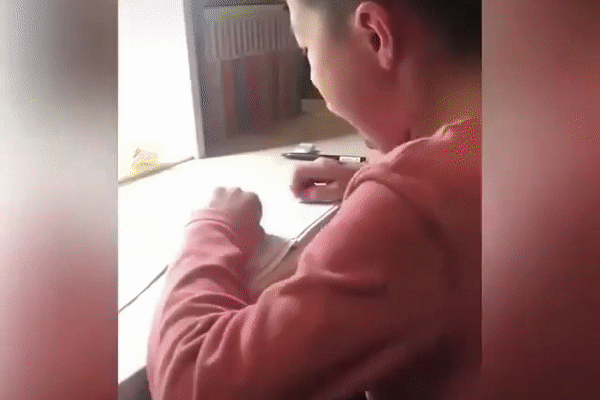 Bức xúc trước sách Tiếng Anh dạy học vẹt, minh họa bằng hình ảnh trẻ hút thuốc lào, con thản nhiên xúc phạm mẹ-11