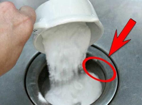 Đổ 1 cốc muối xuống cống - nguyên liệu đơn giản mà kết quả khiến ai cũng thán phục-1
