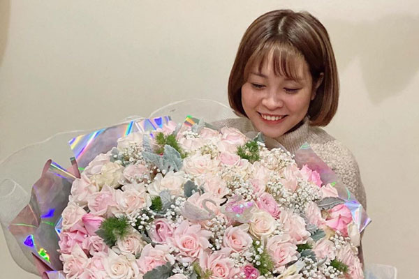 Thấy cháu gái mặc quần jeans rách, bà thương liền cho bộ đồ mới rồi bắt thay: Tao mua chưa mặc đâu-1