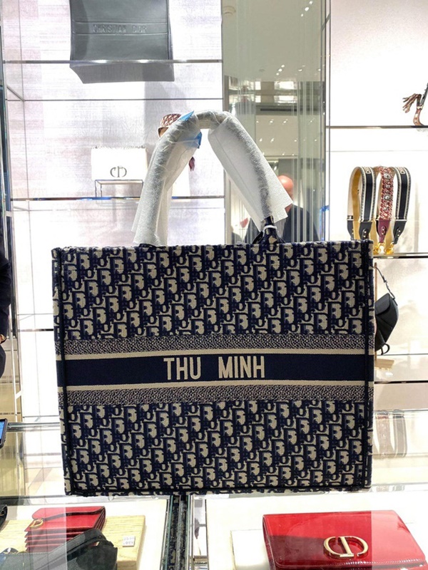 Chồng nhà người ta không bao giờ gây thất vọng: Ai cũng tặng vợ xế hộp, túi hiệu, riêng Ưng Hoàng Phúc chơi lớn nhất mùa Valentine 2020-8