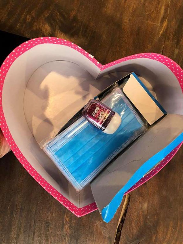 Chồng nhà người ta không bao giờ gây thất vọng: Ai cũng tặng vợ xế hộp, túi hiệu, riêng Ưng Hoàng Phúc chơi lớn nhất mùa Valentine 2020-10