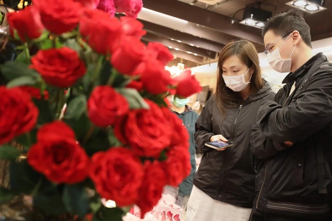 Valentine giữa dịch virus corona: Hàng triệu cặp đôi bật chế độ yêu xa, chùm hoa khẩu trang trở thành món quà trendy hàng đầu-4