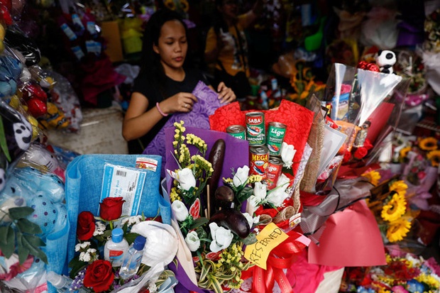 Valentine giữa dịch virus corona: Hàng triệu cặp đôi bật chế độ yêu xa, chùm hoa khẩu trang trở thành món quà trendy hàng đầu-7