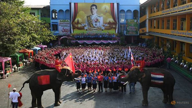 Valentine giữa dịch virus corona: Hàng triệu cặp đôi bật chế độ yêu xa, chùm hoa khẩu trang trở thành món quà trendy hàng đầu-10