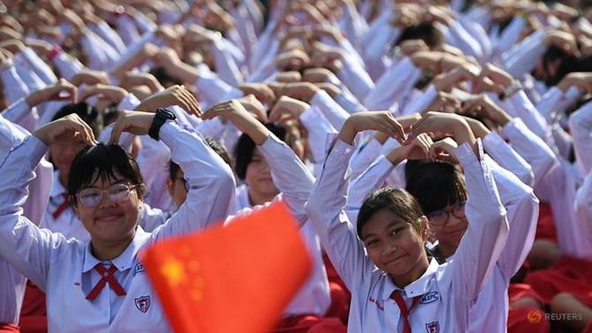 Valentine giữa dịch virus corona: Hàng triệu cặp đôi bật chế độ yêu xa, chùm hoa khẩu trang trở thành món quà trendy hàng đầu-11