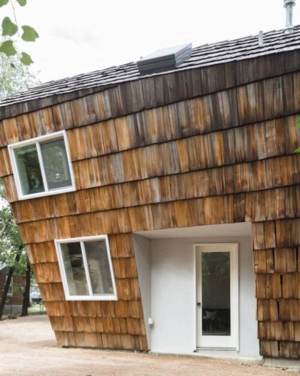 Ít tiền, xây ngôi nhà liêu xiêu như sắp đổ, vợ chồng trẻ khiến ai cũng kinh ngạc-2