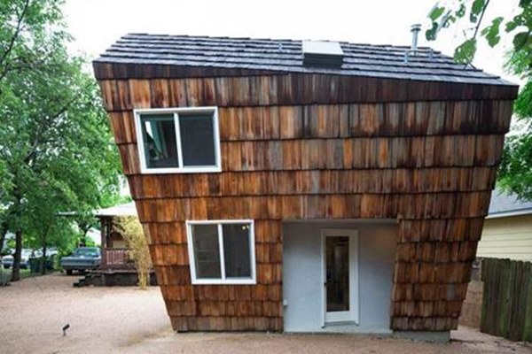 Ít tiền, xây ngôi nhà liêu xiêu như sắp đổ, vợ chồng trẻ khiến ai cũng kinh ngạc-4