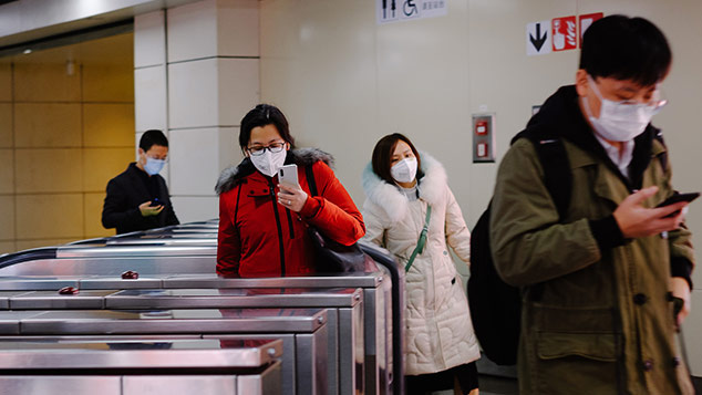 Chuyện chưa biết về chiếc khẩu trang Trung Quốc: Từ mảnh vải lụa đến gạc phẫu thuật rồi được xem là niềm tin giúp mọi người vượt qua bệnh tật-1