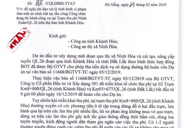 Người đàn ông mặc áo đỏ đại náo trạm thu phí BOT Ninh Xuân, 1 bảo vệ nhập viện-1