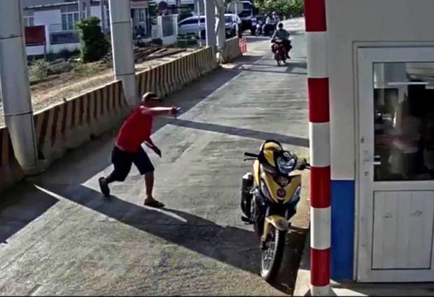 Người đàn ông mặc áo đỏ đại náo trạm thu phí BOT Ninh Xuân, 1 bảo vệ nhập viện-2