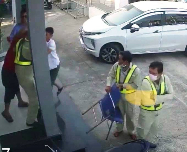 Người đàn ông mặc áo đỏ đại náo trạm thu phí BOT Ninh Xuân, 1 bảo vệ nhập viện-3