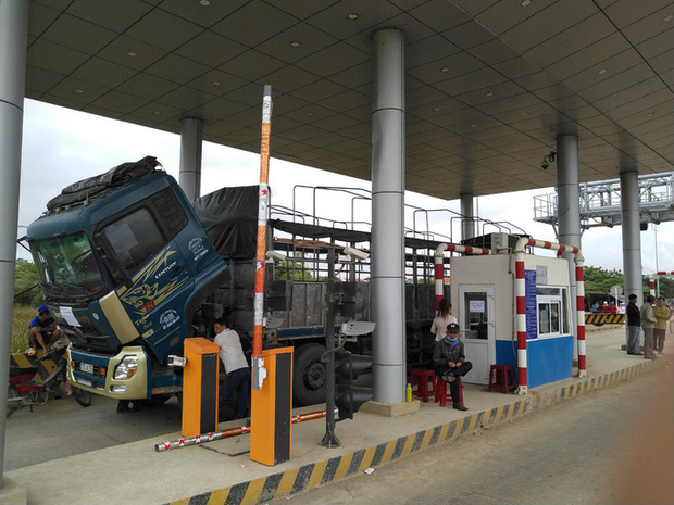 Người đàn ông mặc áo đỏ đại náo trạm thu phí BOT Ninh Xuân, 1 bảo vệ nhập viện-4