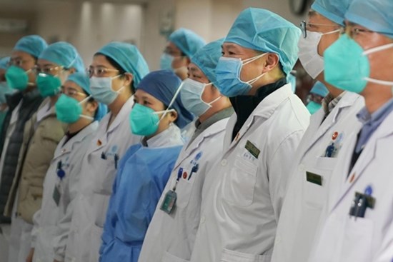 Nhân viên y tế TQ trả giá đắt trong cuộc chiến với virus corona