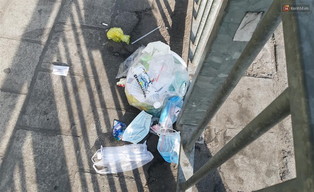 Phạt 7 triệu đồng nếu vứt bỏ khẩu trang không đúng nơi quy định-1