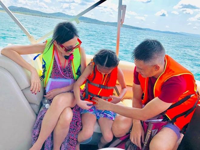 Ăn diện quá trẻ trung, Thủy Tiên bật cười khi con gái đưa ra nhận xét-8