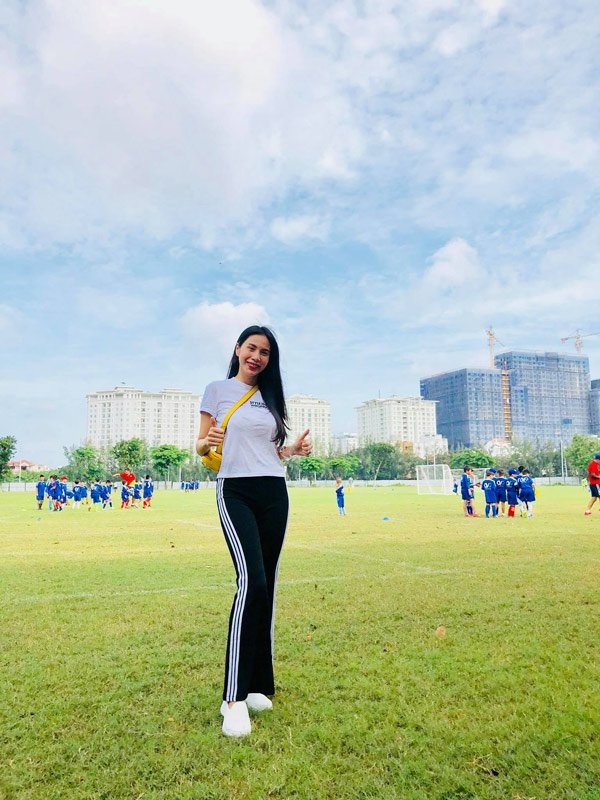 Ăn diện quá trẻ trung, Thủy Tiên bật cười khi con gái đưa ra nhận xét-10