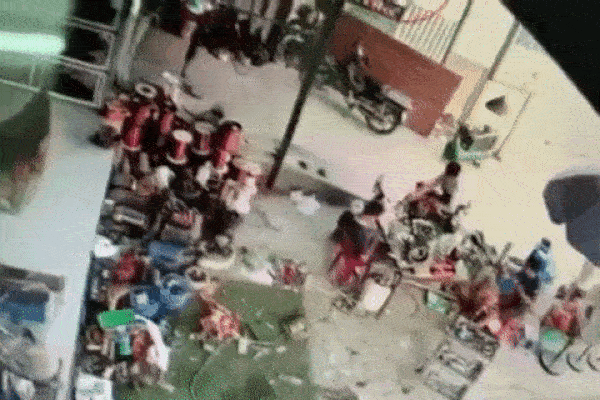 Giật mình dừng lại trước đầu xe container, 2 cô gái suýt mất mạng-1