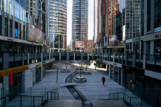 Cảnh tượng hiếm thấy: Hàng triệu người trở lại làm việc nhưng các siêu đô thị Trung Quốc vẫn chìm trong hôn mê vì virus corona-6