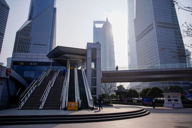 Cảnh tượng hiếm thấy: Hàng triệu người trở lại làm việc nhưng các siêu đô thị Trung Quốc vẫn chìm trong hôn mê vì virus corona-9