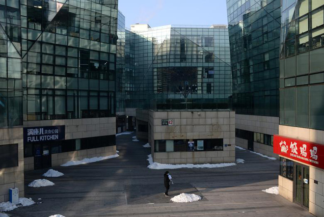 Cảnh tượng hiếm thấy: Hàng triệu người trở lại làm việc nhưng các siêu đô thị Trung Quốc vẫn chìm trong hôn mê vì virus corona-14