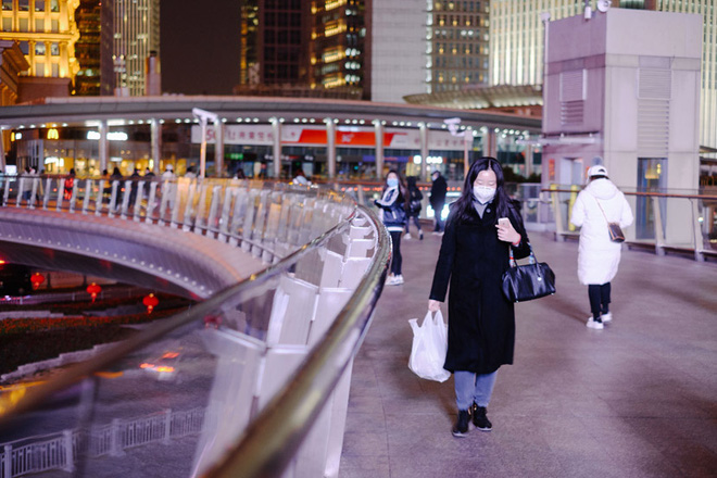 Cảnh tượng hiếm thấy: Hàng triệu người trở lại làm việc nhưng các siêu đô thị Trung Quốc vẫn chìm trong hôn mê vì virus corona-22