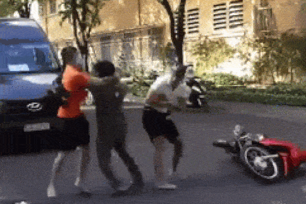 Clip: 2 thanh niên chạy xe máy lao vào đánh tài xế ô tô chảy máu đầu sau va chạm giao thông
