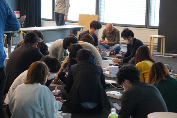 Nhật Bản trao 2.000 chiếc iPhone cho hành khách bị mắc kẹt trên tàu du lịch bị cách ly vì Covid-19-2