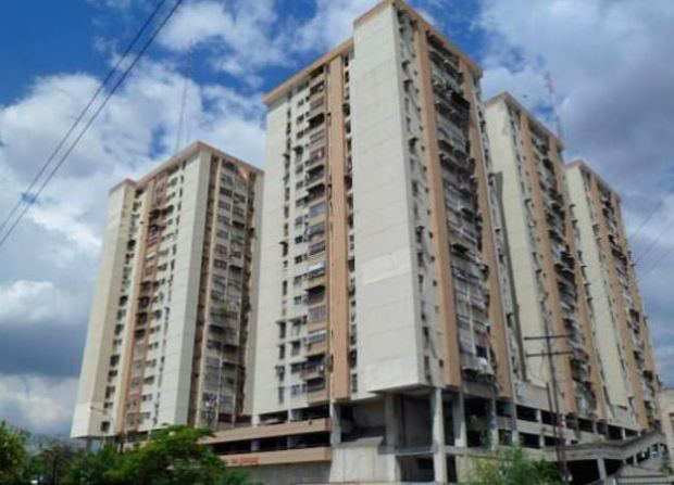 Đằng sau vỏ bọc một người thân thiện là con ác quỷ giam cầm và bạo hành bạn gái hơn 30 năm ngay tại căn nhà đối diện nơi mình sống-2