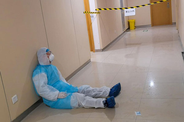 1.716 y bác sĩ nhiễm bệnh và cuộc khủng hoảng mới của TQ-6