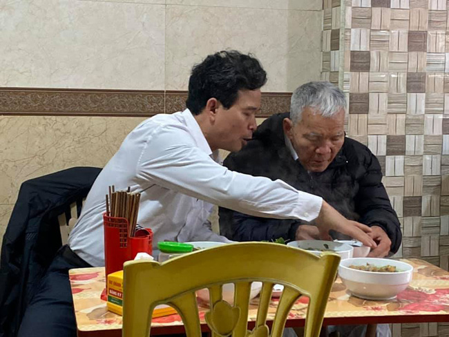 Hình ảnh người con trai lớn tuổi đút từng thìa bún rồi động viên Bố cố ăn hết bát này nhé khiến nhiều người nghẹn ngào-2