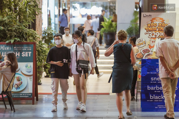 Chùm ảnh: Phố đi bộ Nguyễn Huệ vẫn đông kín người giữa những ngày tâm điểm dịch virus corona, một số người phớt lờ việc đeo khẩu trang phòng bệnh-5