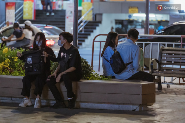 Chùm ảnh: Phố đi bộ Nguyễn Huệ vẫn đông kín người giữa những ngày tâm điểm dịch virus corona, một số người phớt lờ việc đeo khẩu trang phòng bệnh-12