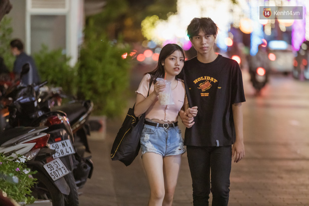 Chùm ảnh: Phố đi bộ Nguyễn Huệ vẫn đông kín người giữa những ngày tâm điểm dịch virus corona, một số người phớt lờ việc đeo khẩu trang phòng bệnh-13