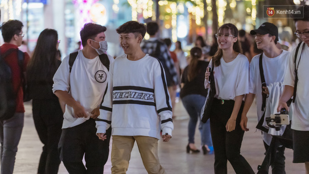 Chùm ảnh: Phố đi bộ Nguyễn Huệ vẫn đông kín người giữa những ngày tâm điểm dịch virus corona, một số người phớt lờ việc đeo khẩu trang phòng bệnh-15