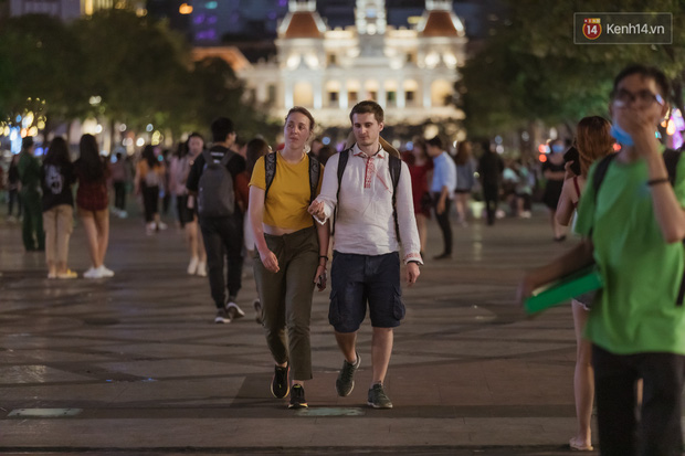 Chùm ảnh: Phố đi bộ Nguyễn Huệ vẫn đông kín người giữa những ngày tâm điểm dịch virus corona, một số người phớt lờ việc đeo khẩu trang phòng bệnh-17