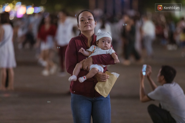 Chùm ảnh: Phố đi bộ Nguyễn Huệ vẫn đông kín người giữa những ngày tâm điểm dịch virus corona, một số người phớt lờ việc đeo khẩu trang phòng bệnh-18