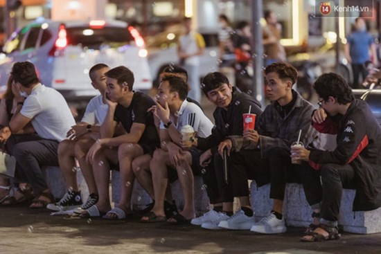 Chùm ảnh: Phố đi bộ Nguyễn Huệ vẫn đông kín người giữa những ngày tâm điểm dịch virus corona, một số người phớt lờ việc đeo khẩu trang phòng bệnh