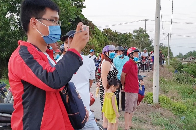 Người dân hiếu kì vẫn ùn ùn đổ về nhà hoang, nơi Tuấn Khỉ bị tiêu diệt-1