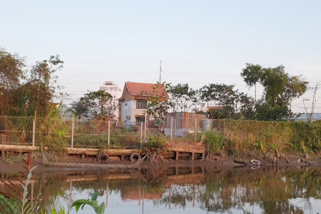 Người dân hiếu kì&nbsp;vẫn ùn ùn đổ về nhà hoang, nơi Tuấn Khỉ bị tiêu diệt-2